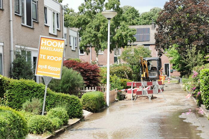 Straat blank door gesprongen waterleiding