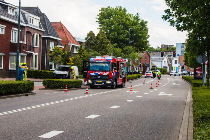 Bestelbus vat vlam tijdens het rijden