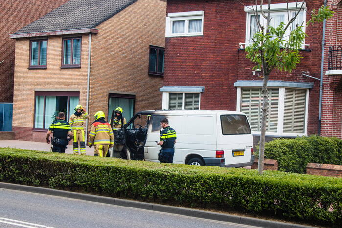 Bestelbus vat vlam tijdens het rijden