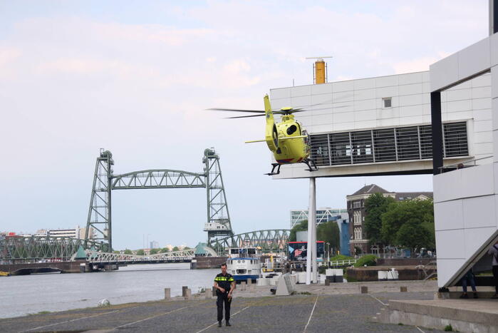Traumahelikopter landt bij Erasmusbrug