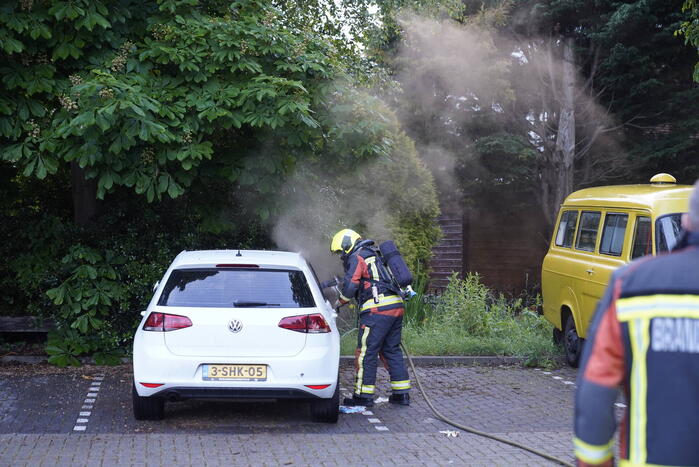 Geparkeerde auto in brand