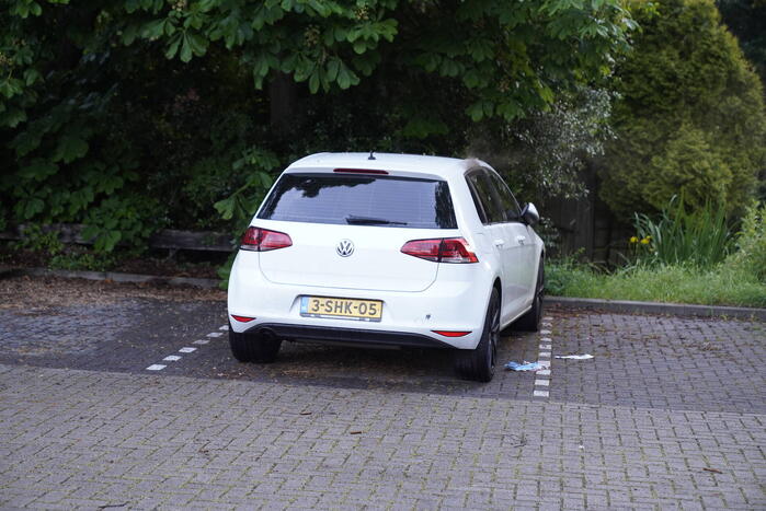 Geparkeerde auto in brand