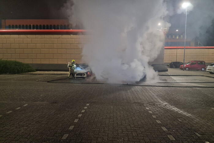 Twee auto's verwoest door brandstichting bij gevangenis De Schie