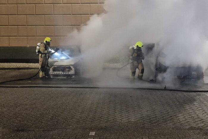 Twee auto's verwoest door brandstichting bij gevangenis De Schie