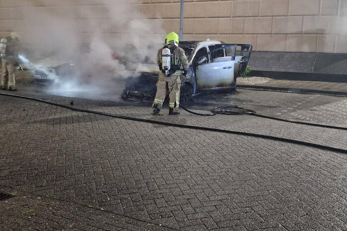 Twee auto's verwoest door brandstichting bij gevangenis De Schie