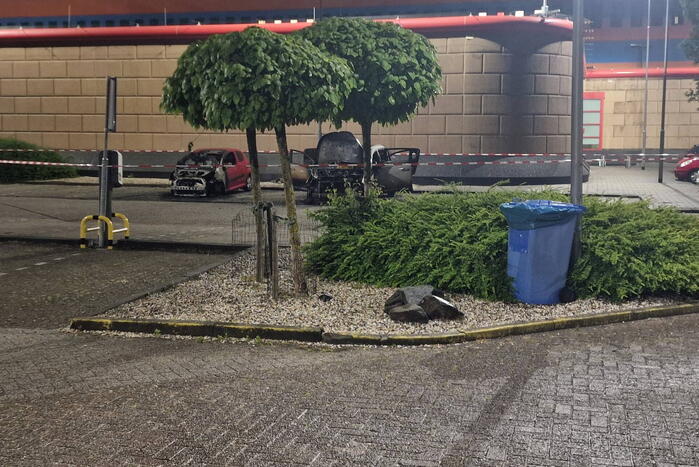 Twee auto's verwoest door brandstichting bij gevangenis De Schie