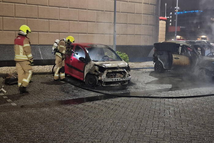 Twee auto's verwoest door brandstichting bij gevangenis De Schie