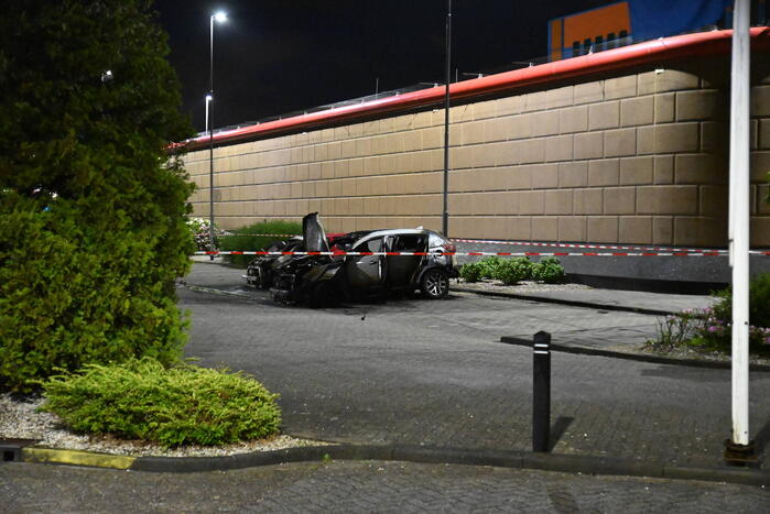 Twee auto's verwoest door brandstichting bij gevangenis De Schie