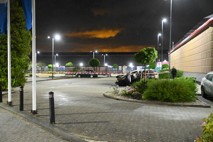 Twee auto's verwoest door brandstichting bij gevangenis De Schie