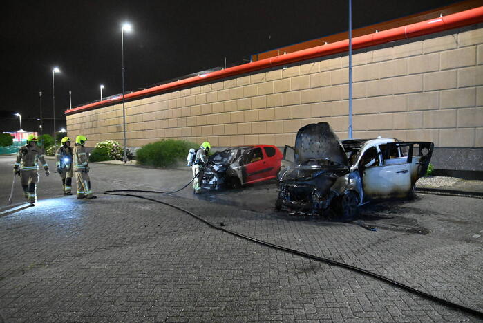 Twee auto's verwoest door brandstichting bij gevangenis De Schie