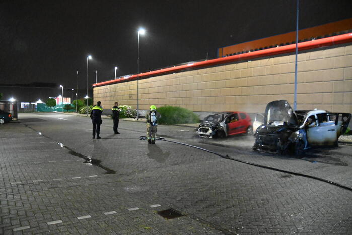 Twee auto's verwoest door brandstichting bij gevangenis De Schie