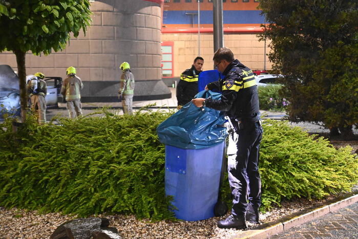 Twee auto's verwoest door brandstichting bij gevangenis De Schie