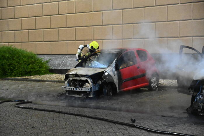 Twee auto's verwoest door brandstichting bij gevangenis De Schie