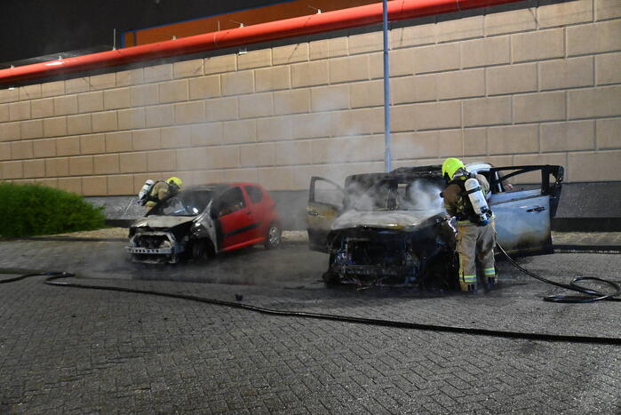 Twee auto's verwoest door brandstichting bij gevangenis De Schie