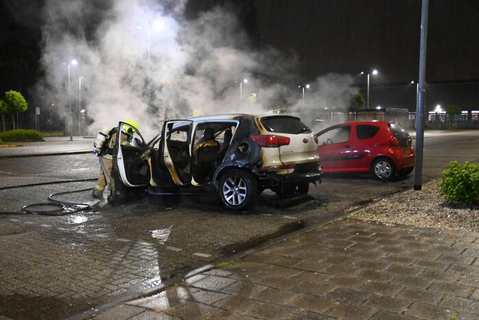 Twee auto's verwoest door brandstichting bij gevangenis De Schie