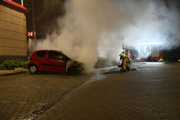 Twee auto's verwoest door brandstichting bij gevangenis De Schie
