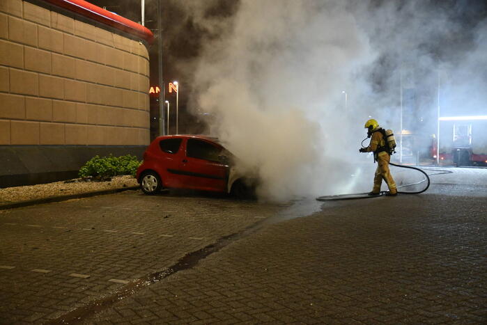 Twee auto's verwoest door brandstichting bij gevangenis De Schie