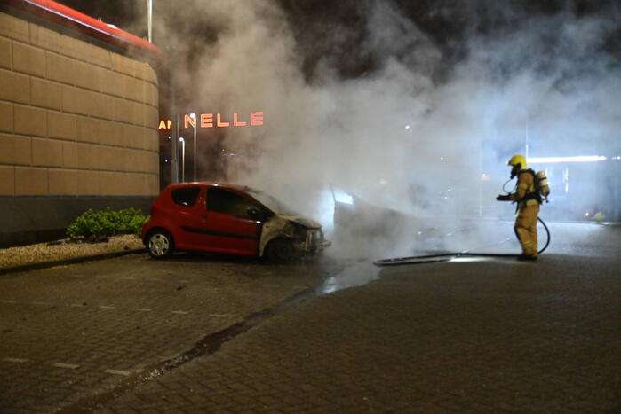 Twee auto's verwoest door brandstichting bij gevangenis De Schie