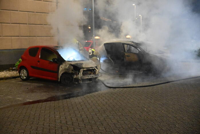Twee auto's verwoest door brandstichting bij gevangenis De Schie