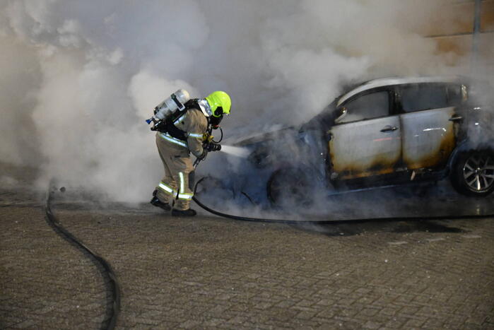 Twee auto's verwoest door brandstichting bij gevangenis De Schie
