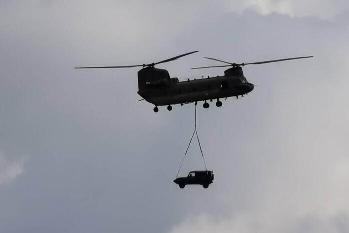 Helikopters van Defensie oefenen 'slingery'