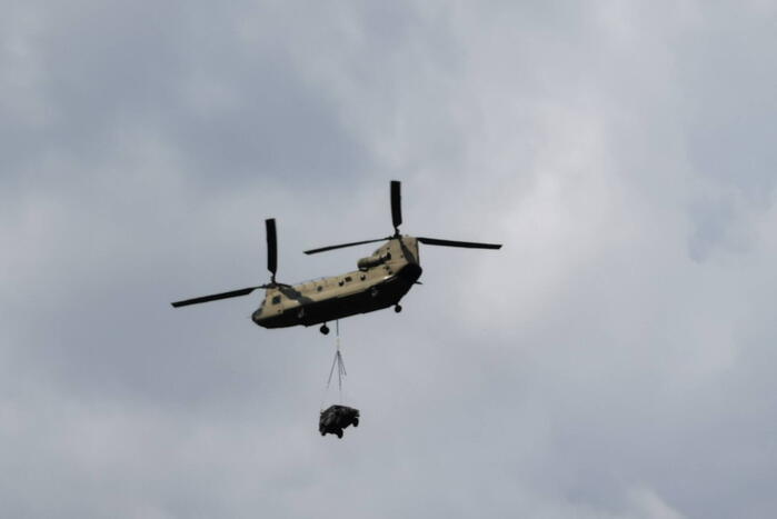 Helikopters van Defensie oefenen 'slingery'