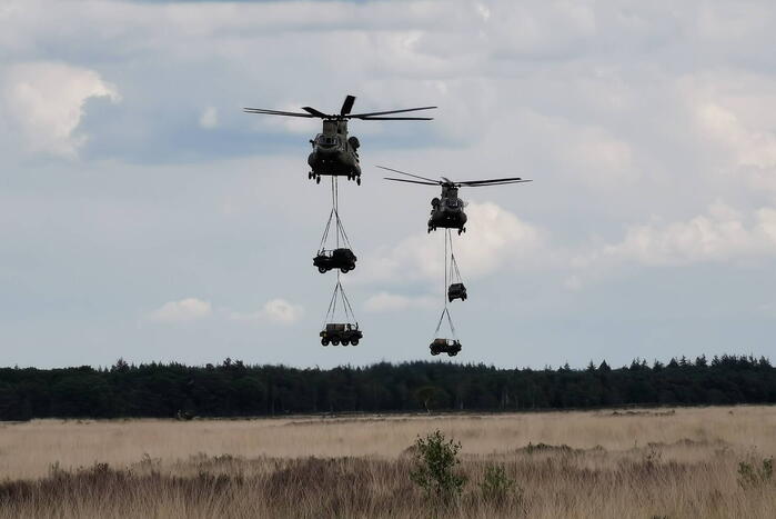 Helikopters van Defensie oefenen 'slingery'