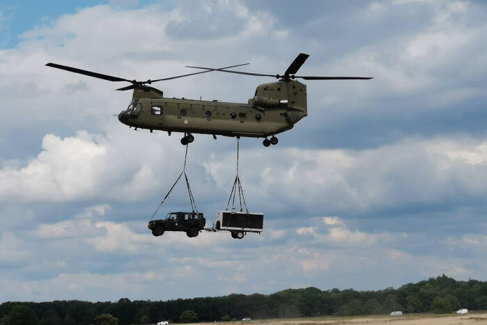 Helikopters van Defensie oefenen 'slingery'
