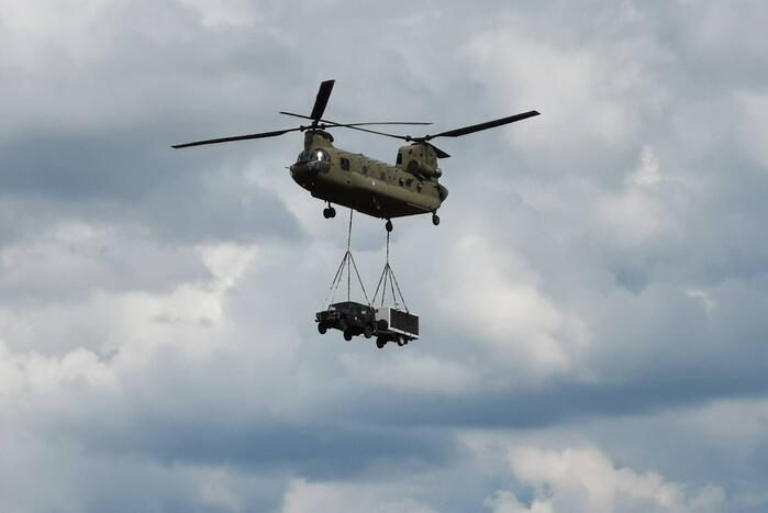 Helikopters van Defensie oefenen 'slingery'