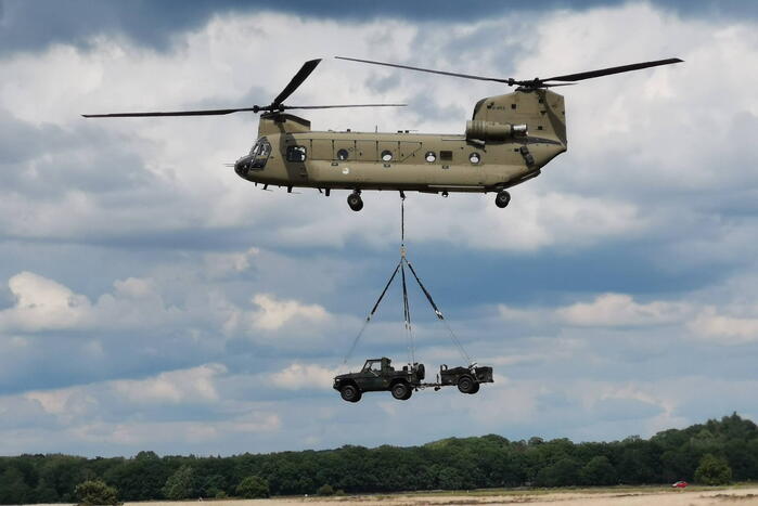 Helikopters van Defensie oefenen 'slingery'