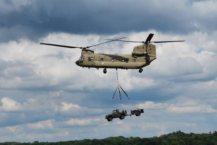 Helikopters van Defensie oefenen 'slingery'