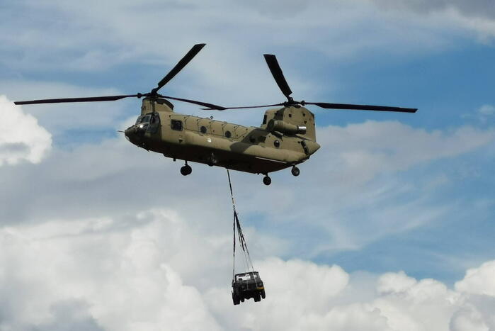 Helikopters van Defensie oefenen 'slingery'