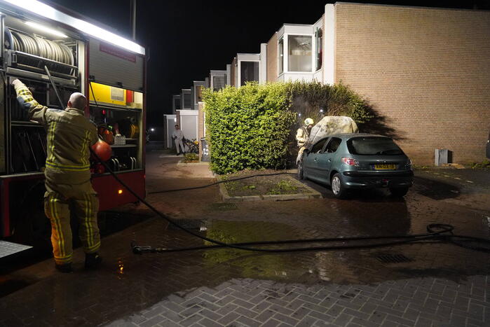 Auto brandt volledig uit