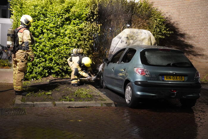 Auto brandt volledig uit