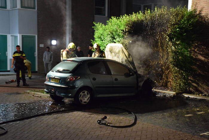 Auto brandt volledig uit