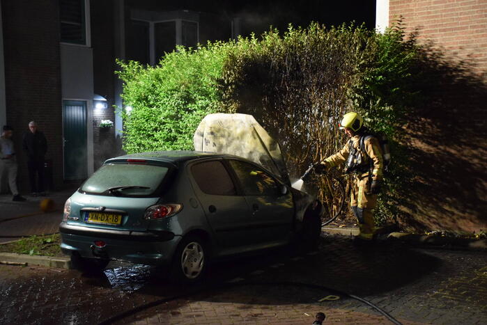 Auto brandt volledig uit