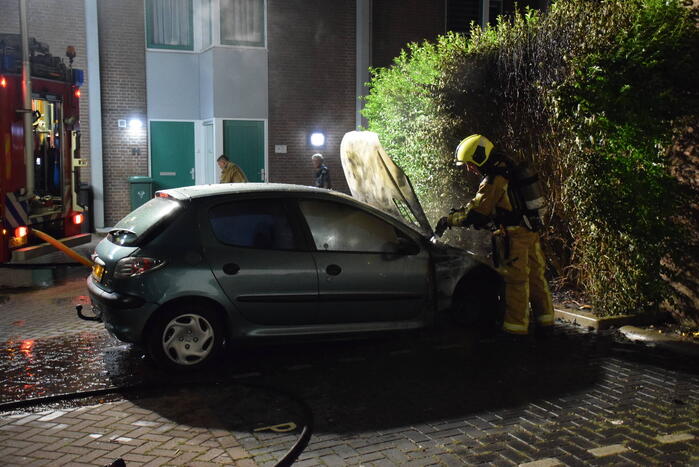 Auto brandt volledig uit