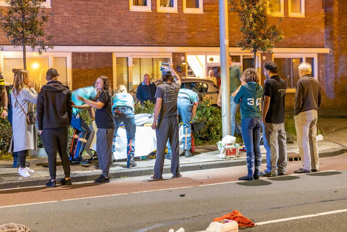 Scooterbezorger en motorrijder gewond na frontale botsing