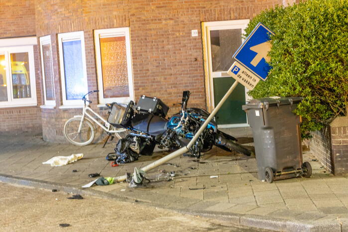 Scooterbezorger en motorrijder gewond na frontale botsing