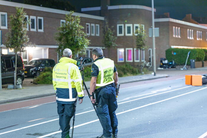 Scooterbezorger en motorrijder gewond na frontale botsing