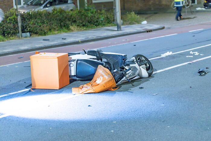 Scooterbezorger en motorrijder gewond na frontale botsing