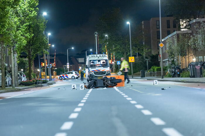 Scooterbezorger en motorrijder gewond na frontale botsing