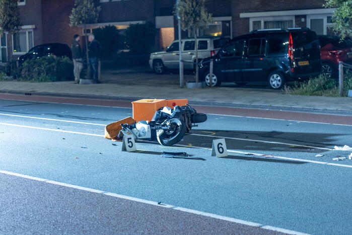 Scooterbezorger en motorrijder gewond na frontale botsing