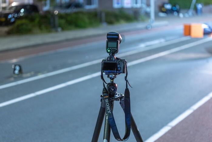 Scooterbezorger en motorrijder gewond na frontale botsing