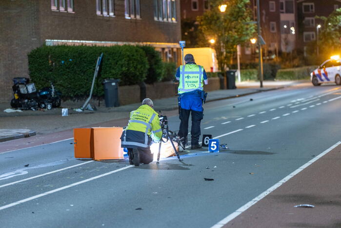Scooterbezorger en motorrijder gewond na frontale botsing