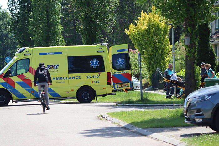 Oudere vrouw gewond na val