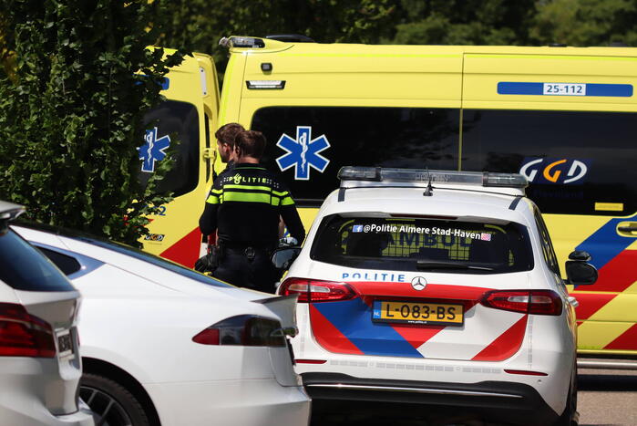 Oudere vrouw gewond na val