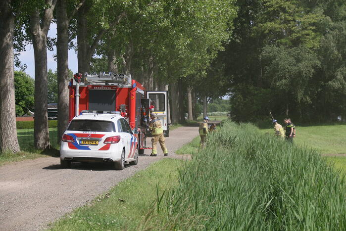 Persoon belandt met scootmobiel in sloot