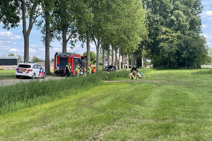 Persoon belandt met scootmobiel in sloot
