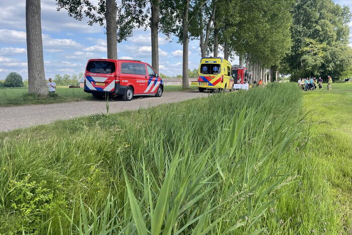 Persoon belandt met scootmobiel in sloot